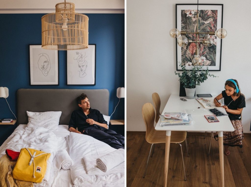 Geteiltes Bild: Auf der linken Seite entspannt sich ein Mann auf einem ungemachten Bett mit blauer Akzentwand und abstrakter Kunst. Auf der rechten Seite sitzt ein Mädchen mit Kopfhörern an einem weißen Tisch in einem hellen, modernen Essbereich von Familien Fotograf.