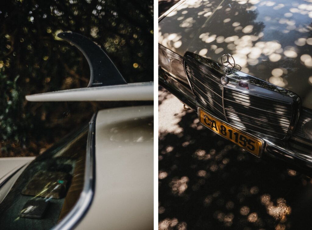 Splitbild mit Nahaufnahmen eines alten cremefarbenen Mercedes-Benz, aufgenommen von einem Werbefotografen. Links: Heckflosse und Kofferraum; rechts: ikonischer Kühlergrill mit Mercedes-Emblem und gelbem Nummernschild, darüber gedämpftes Licht von Laub.