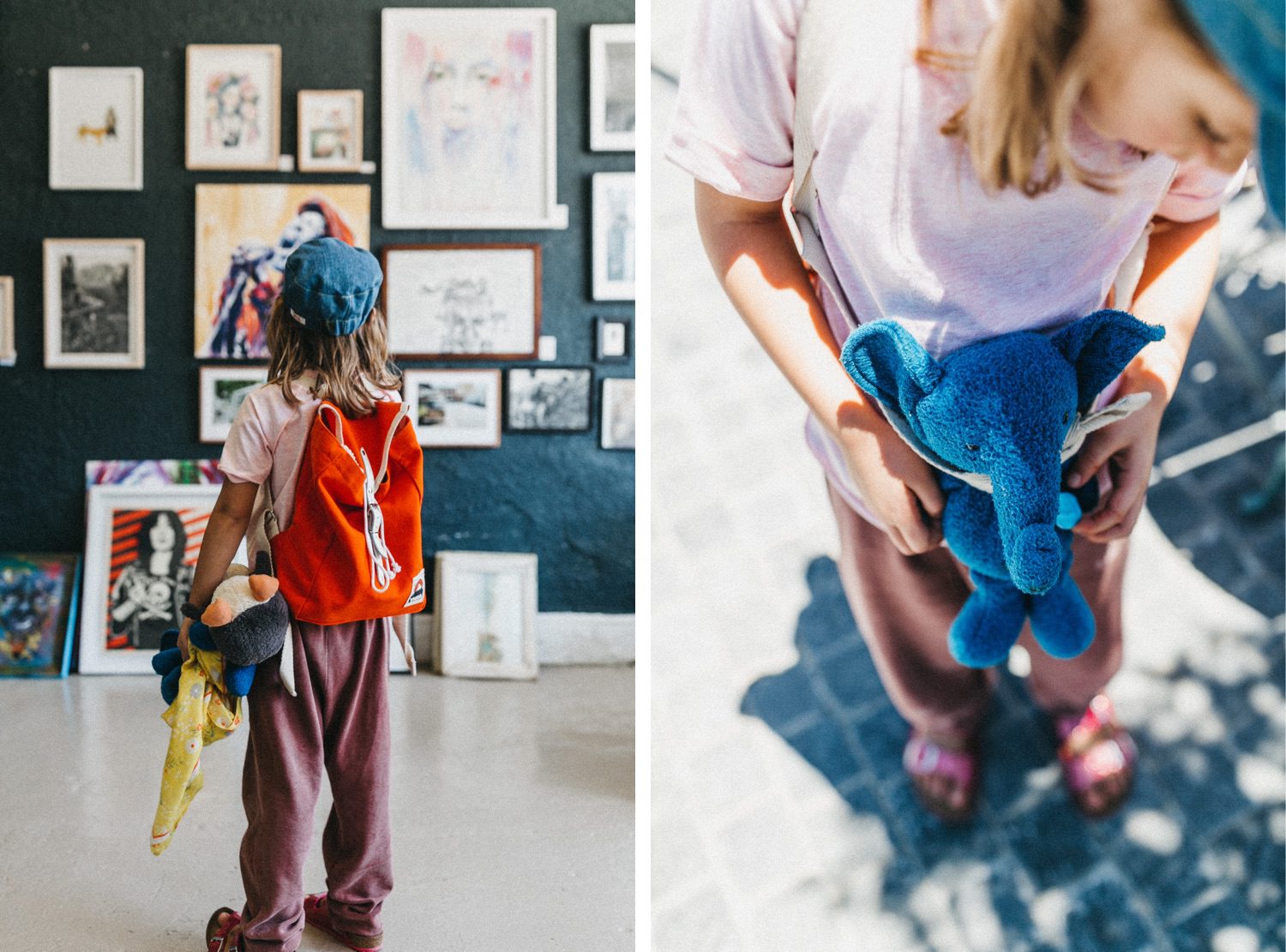 Ein Kind mit rotem Rucksack und blauem Stoffelefanten studiert ein Kunstwerk in einer Galerie, das Sonnenlicht fängt ihre Gesichtszüge ein - ein idealer Moment für jeden Familien Fotograf oder Fotostudio Köln, um ihn festzuhalten.
