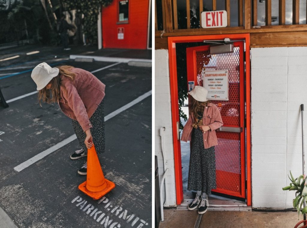 Geteiltes Bild: Links bewegt eine Fotografin mit weißem Hut und rosa Jacke einen orangefarbenen Verkehrskegel auf einem Parkplatz. Rechts steht sie in einem Türrahmen mit roter Fliegengittertür und hält diese offen.