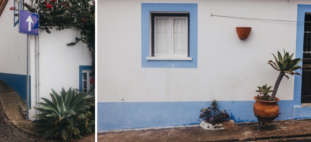 Zwei Fotos eines Werbefotografen zeigen ein weißes Gebäude mit blauer Umrandung. Das linke Bild zeigt eine Straßenecke mit einem Einbahnstraßenschild, Pflanzen und roten Blumen; das rechte zeigt ein Fenster, Topfpflanzen und eine blaue Blume am Fuß der Mauer.