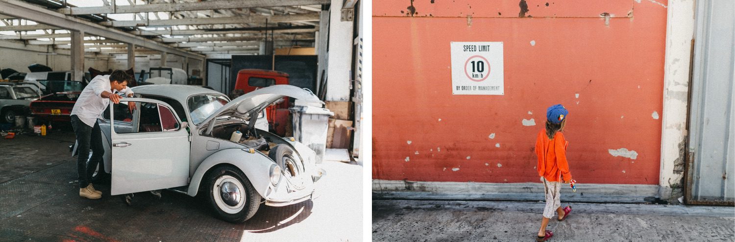 Links: Zwei Personen untersuchen den Motor eines klassischen weißen VW-Käfers in einer Garage - aufgenommen von einem Werbefotografen. Rechts: Ein Kind in einem orangefarbenen Hemd und einer blauen Mütze läuft an einer verblassten roten Wand mit einem Tempolimit 10-Schild vorbei.