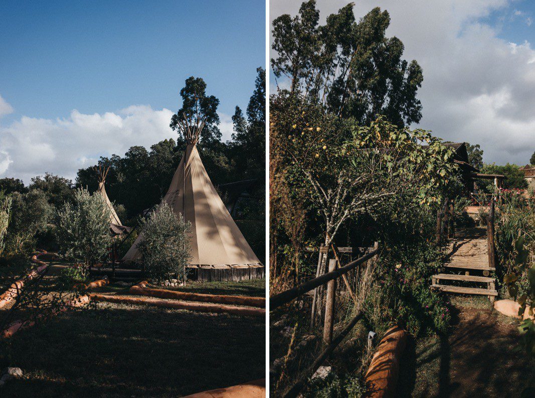 Nebeneinander liegende Bilder von einem Kinderfotografen: Links ein großes, hellbraunes Tipi-Zelt inmitten von Bäumen unter einem blauen Himmel. Rechts: Ein rustikaler, von Grün umgebener Holzweg führt zu einer schattigen Holzkonstruktion - Natur und Abenteuer schön eingefangen.