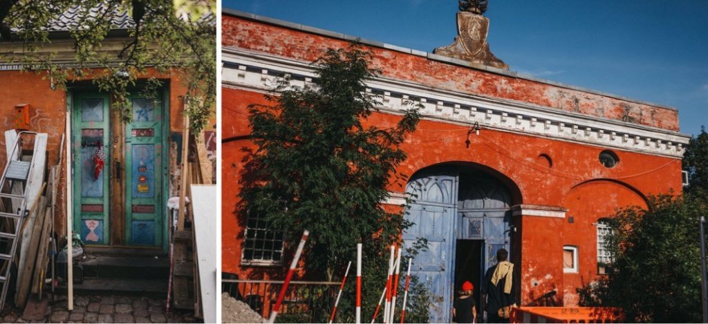 Zwei Fotos von Fotograf Köln: links eine verwitterte blau-grüne Tür mit Verzierungen an einer orangefarbenen Wand; rechts ein leuchtend orangefarbenes Gebäude mit blauen Doppeltüren und Menschen, die sich draußen versammelt haben.
