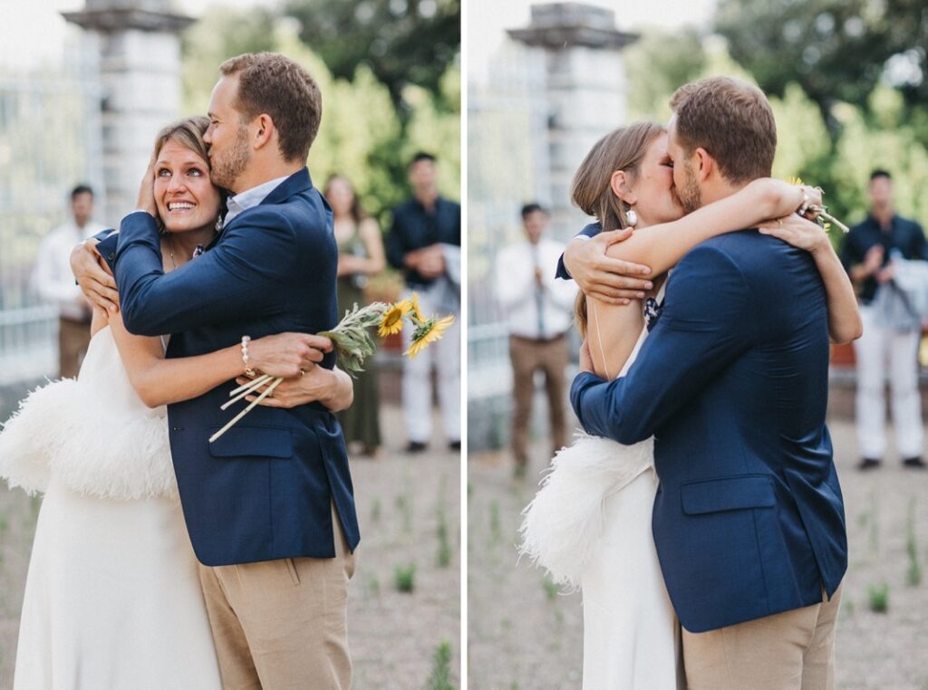 Zwei Fotos fangen eine Hochzeit in der Villa Cetinale ein: Auf dem ersten lächelt das frisch vermählte Paar und umarmt sich, während die Braut Blumen hält; auf dem zweiten küssen sich die beiden, während sie sich vor den Gästen im Hintergrund festhalten.