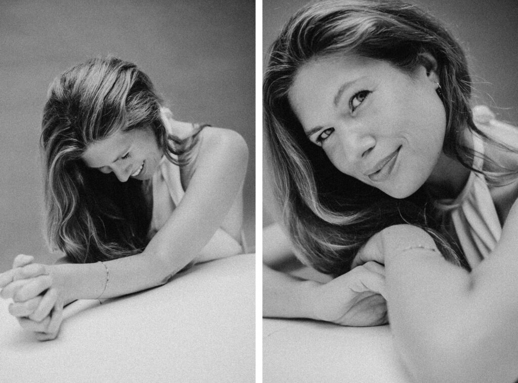 Schwarz-Weiß-Diptychon von Fotografin: Links lächelt eine Frau mit langen Haaren, die Hände sind gefaltet, rechts blickt sie in einem ärmellosen Top in die Kamera - kunstvoll eingefangen im Fotostudio Köln.