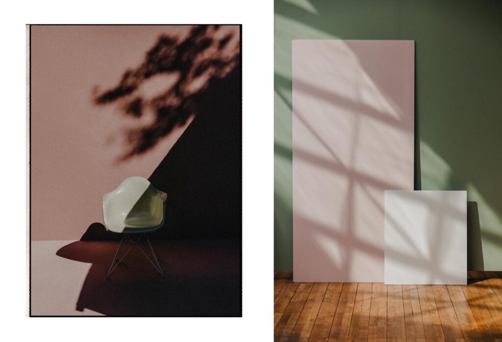Eine minimalistische Szene von Kids Fotograf: ein weißer Stuhl, der einen Schatten auf eine rosafarbene Wand wirft (links), und zwei pastellfarbene Tafeln, die an einer grünen Wand mit Sonnenlicht und Schatten lehnen (rechts), auf einem Holzboden in unserem Fotostudio Köln.