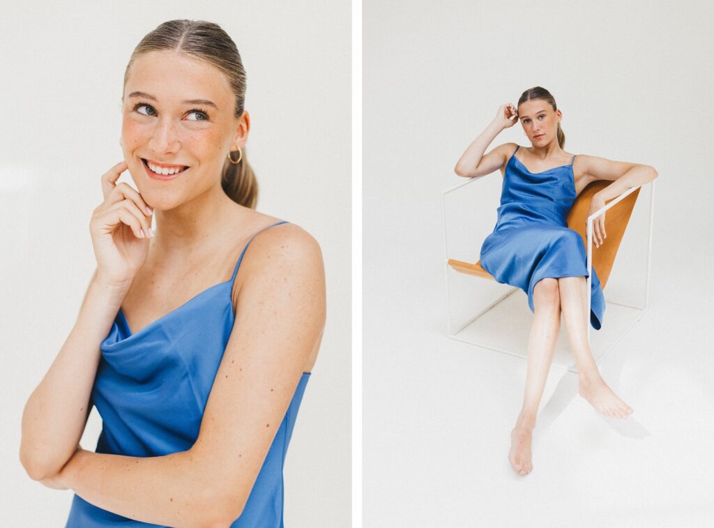 Eine junge Frau in einem blauen Satinkleid posiert in dieser Aufnahme des Fotostudios Köln vor einem weißen Hintergrund; auf einem Foto lächelt sie mit der Hand am Kinn, auf dem anderen sitzt sie barfuß auf einem Stuhl und schaut in die Kamera.