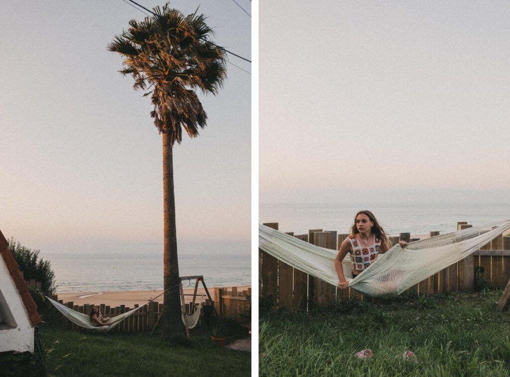 Geteiltes Bild: Links steht eine hohe Palme neben einer Hängematte in einem grasbewachsenen Garten am Meer. Rechts fängt die Fotografin eine Frau in einem gemusterten Top ein, die sich in der Hängematte entspannt, mit einem Holzzaun und dem Meer bei Sonnenuntergang.