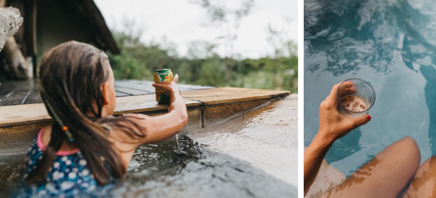 Auf der linken Seite greift ein Kind im Badeanzug nach einer Dose, während es sich in einem Pool entspannt - aufgenommen von Kids Fotograf. Rechts hält ein Erwachsener ein Getränk über dem Wasser, die Beine sind teilweise untergetaucht. Das Fotostudio Köln erweckt Momente wie diese zum Leben.