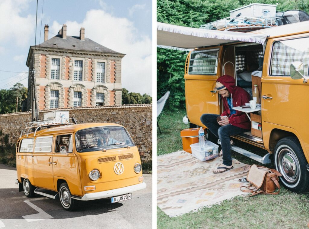 Geteiltes Bild: Links - Ein alter gelber Volkswagen-Wohnwagen parkt auf einer Straße vor einem Steinhaus. Rechts: Ein Mann sitzt neben dem offenen Fahrzeug und telefoniert, während er seine Campingausrüstung und eine Decke ausbreitet. Aufgenommen von Fotograf Köln für ein authentisches Lifestyle-Gefühl.