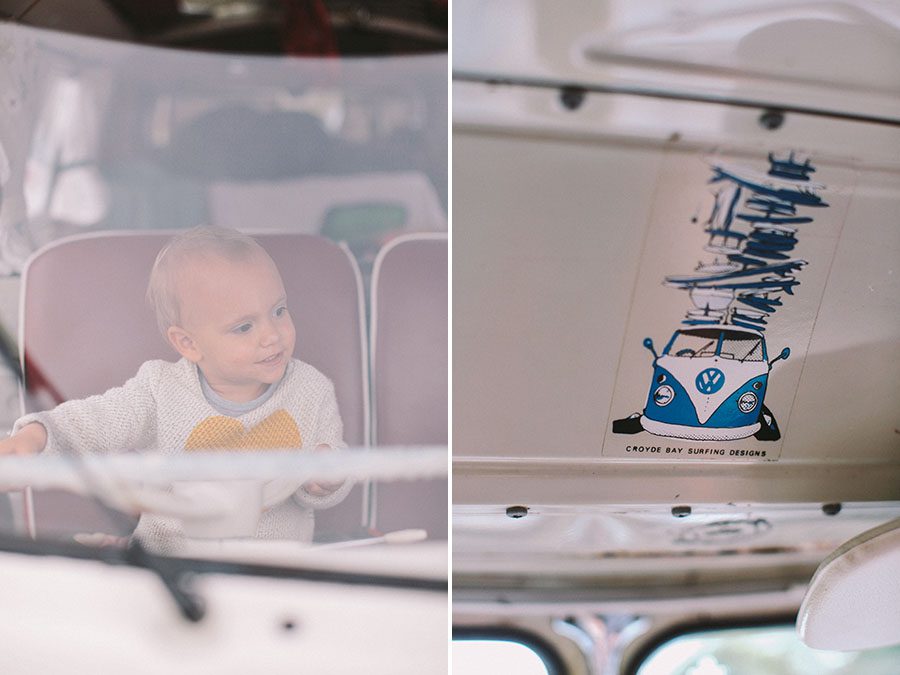 Geteiltes Bild: Links sitzt ein lächelndes Baby auf dem Fahrersitz und hält das Lenkrad fest - perfekt für jeden Familienfotografen. Rechts zeigt ein Aufkleber einen blauen Van mit Surfbrettern und "CROWDY BAY SURFING DREAMS".